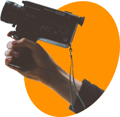 mano sosteniendo una camara